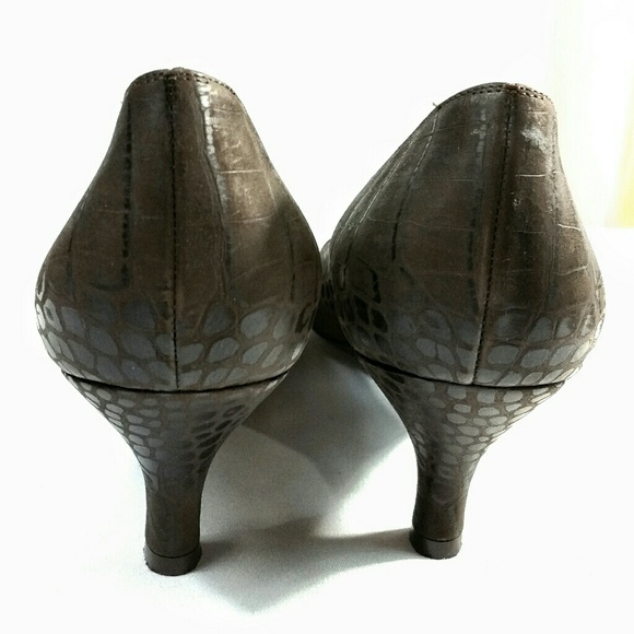 Salvatore Ferragamo Pleated Pointed Toe Kitten - Picture 5 of 8